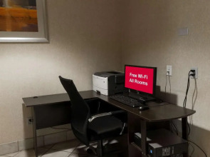 Red Roof Inn PLUS+ Long Island - Garden City