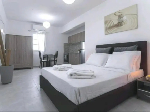 Avalon cosy apartments Kiku studio for 2 with shared swimming pool