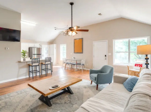 1 Mi to Ole Miss: Pet-friendly Retreat w/ Yard