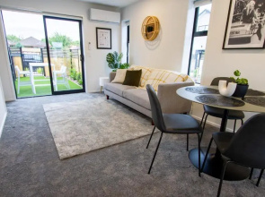 2 bed Central Addington w/Park