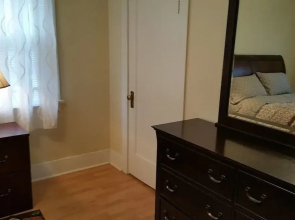 Lovely 1 King Bed- Walk Downtown Pet Ok