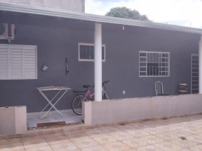 casa a 5 minutos do aeroporto e Univida