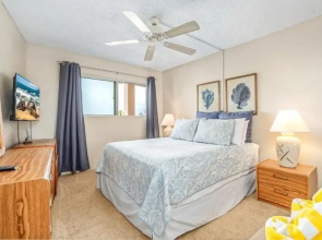 Menehune Shores, #517 1 Bedroom Condo by RedAwning
