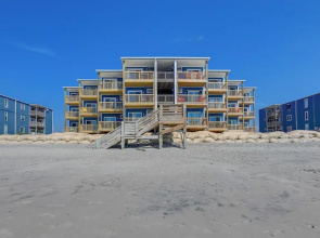 Walk to Ocean: North Topsail Beach Gem w/ Balcony!