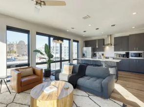 Sleeps 42 7 Modern Midtown Apartments w/ Gym + Pool Walkable to Shops & Eats