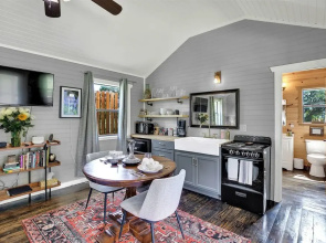 Luxurious and Intimate Cottage in FredWine Country