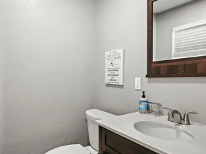Safe Convenient Hidden Gems 3brs - Sleep 6 3 Bedroom Home