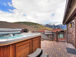 Beautiful Executive Ski-In Ski-Out Rooftop Hot tub - LR962 by RedAwning