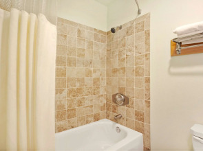 Travelodge by Wyndham Seattle North of Downtown