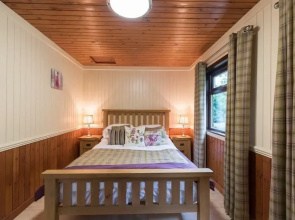Bluebell Lodge 2 with Hot Tub