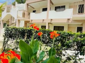 Cozy Condo with Panoramic Hillside Views from Rooftop Terrace and Short Walk to Beach