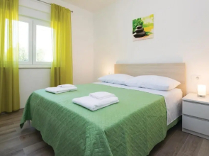 Awesome Home in Sukosan with Hot Tub, WiFi & 4 Bedrooms