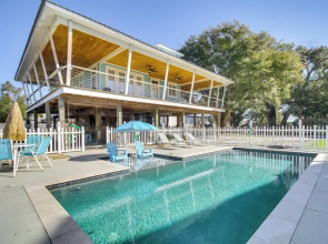 Walk to Beach: Stunning Gulfport Getaway