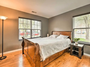 Pet-friendly Retreat w/ Yard: ~ 8 Mi to Downtown!
