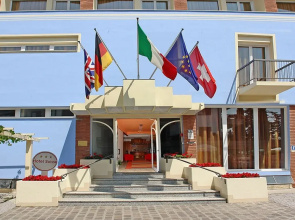Hi Hotels Sirmione - Lakeview Pool