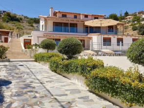 Stylish Pool Side Apartment With Stunning sea View