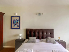 Spacious Apartment Near Exhibition Park