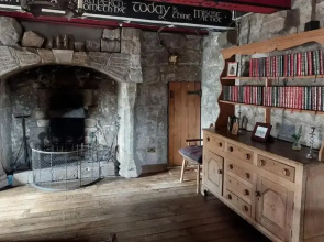 The Tower at Plane Castle-sleeps 4-pets Ok-parking