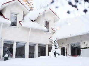 Moonlight House: Cozy holiday home with fireplace