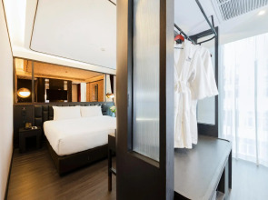 The Gravitique Hotel Khaosan