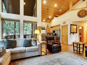 Hot Tub & Game Room: Ronald Retreat 2 Mi to Lake!
