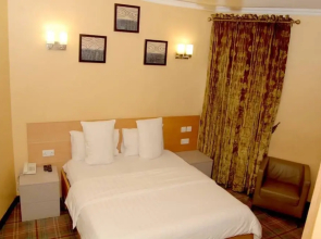 Kriscourt Hotel