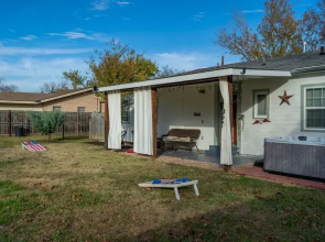 Charming Bungalow W/hot tub 5min to Main St!