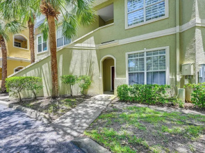 4 Mi to Clearwater Beach: Apt w/ Community Pool!
