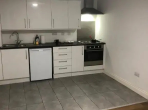 1 Bedroom Available 5 Minute From Centre & Station