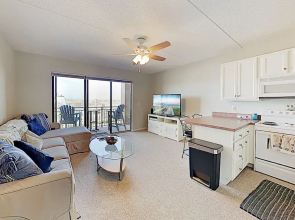 New Listing! Downtown Riverfront W/ Balcony 1 Bedroom Condo