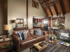 Treetop Cabin, Modern Luxe, 1700 sqft, Deck, View, Dogs, In Village, AC