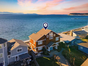 Waterfront 4bdr w Deck Stunning Views Fire Pit Cedar Street by Avantstay