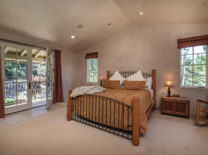 Lx17 Pebble Beach Golfer Retreat