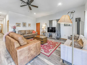 Modern Mtn Home w/ Sports Court, Near Alto Lake!