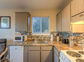 2BR Garden of the Gods Hike, Dine, Nightlife!