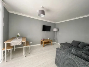 Beautiful Modern & Contemporary Home Close to City