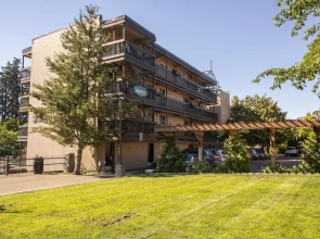 Lakeshore Inn