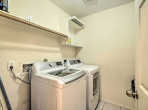 2,500 Sq Ft Townhome - Walk to Central River Oaks!