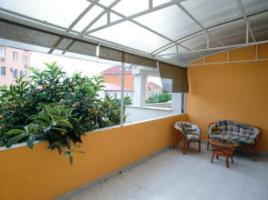 Townhouse on Belykh Akatsiy Guest House