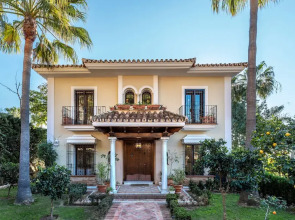 Amazing House With 6 Bedrooms and Private Garden & Pool in Marbella. Rio Real Golf