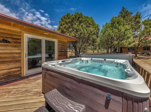 Hot Tub, Deck & Fireplace at Rustic Alto Cabin!