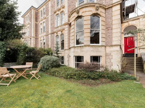 Grand Victorian Apartment in Sought-after Clifton