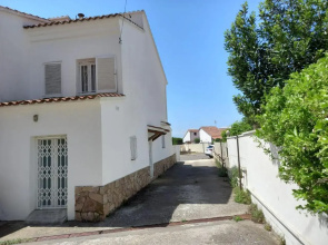 House with free parking, barbeque air conditioning