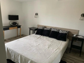 Les dahlias appartement 4 personnes Jacuzzi Barbecue Jardin arboré Climatisé