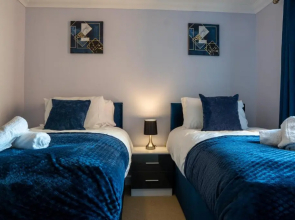 Homely Two Bedroom Apartment in Milton Keynes - Free Parking & WiFi