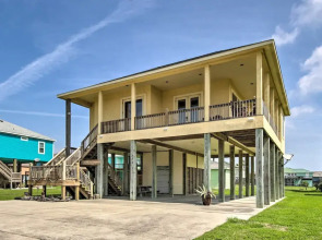 Casa Sol House w/ Deck in Crystal Beach!