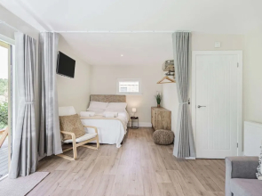 City to Country Retreat Luxury Lodge With Hot Tub
