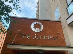 Charming 2-bed Apartment in Slough