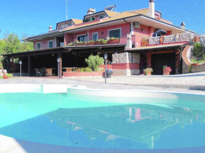 Villa in Monterotondo With Pool & Tiber Views