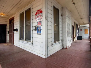 Mariachi Plaza Hotel